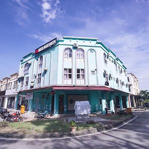 Hotel Night Queen Salak Tinggi